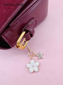 HAILIAN 这款轻巧优雅的樱花造型钥匙扣采用合金材质，专为女性设计，配有六瓣小花挂饰。作为旅行配件，它既可作包包挂饰，也可作车钥匙扣，更是情侣生日和节日的理想礼物。 - 白色 - 查看 5