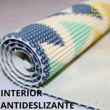 Tapete rectangular con diseño geométrico multicolor, Tapete decorativo con patrón de triángulos en tonos vivos como amarillo, verde, morado y turquesa sobre fondo oscuro. En el centro presenta una franja con texto que aporta un toque acogedor. Sus dimensiones son 67.5 cm de largo por 47.5 cm de ancho, ideal para colocar en entradas o pasillos. Fabricado en fibra sintética con base antideslizante, combina estilo moderno, resistencia y fácil mantenimiento. - MULTICOLOR RF-91 - Ver 8