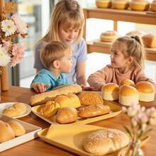 这款逼真的食物玩具套装包含11/12/13件逼真的面包和糕点玩具，是一款蒙特梭利厨房玩具套装，适合早期学习和培养烹饪想象力。套装包含一套3D立体烘焙食品模型、收纳盒和纸质展示袋，经久耐用且富有教育意义，适合家庭或课堂游戏，是理想的生日礼物，也适合万圣节派对、圣诞节和新年家庭聚会。