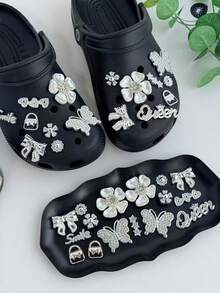 Conjunto de 16 elegantes enfeites prateados com strass para sapatos - Borboletas, Flores e Rainhas, Acessórios Vazados para Tamancos