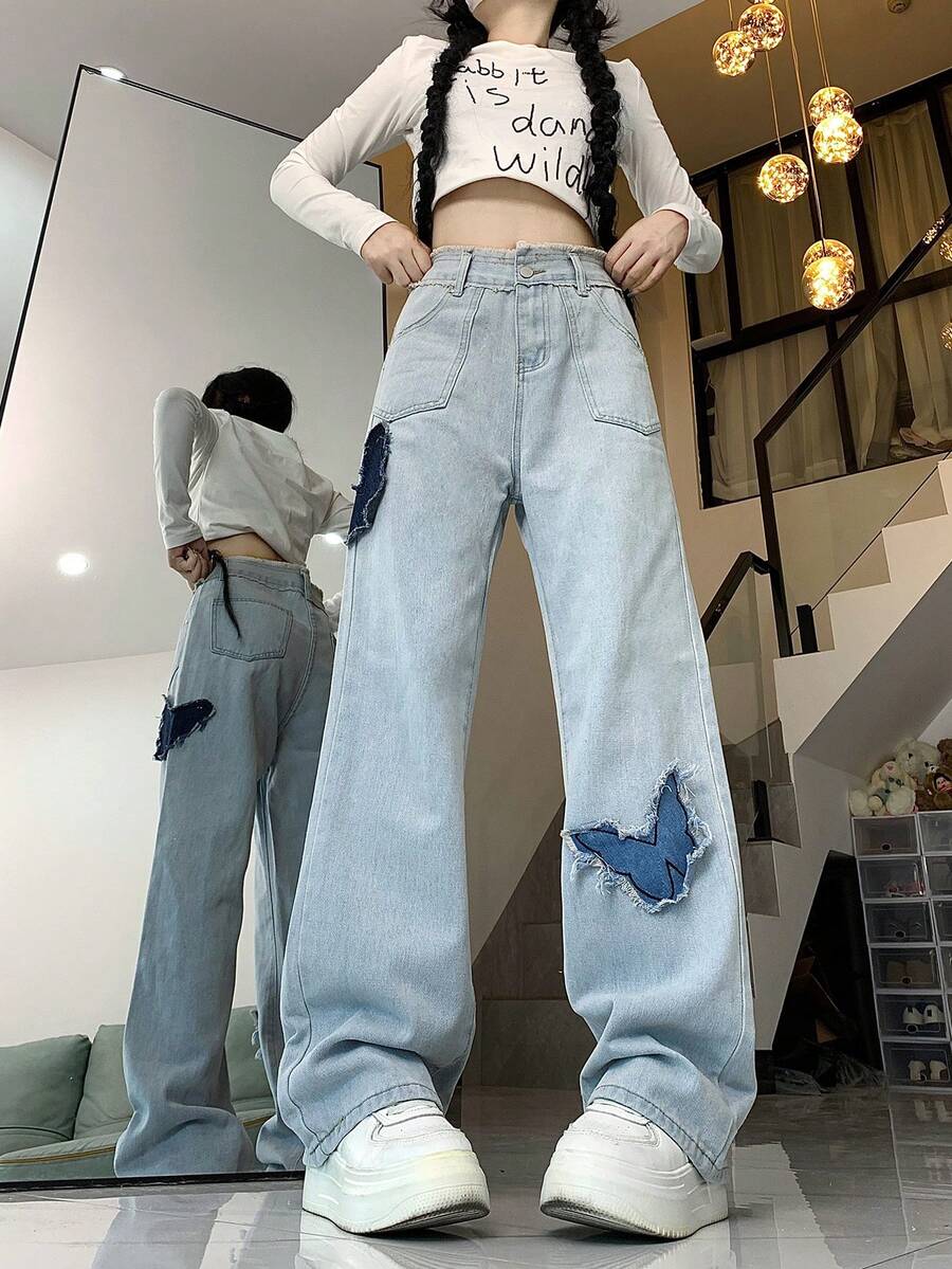浅蓝色蝴蝶刺绣牛仔裤，宽松阔腿磨边裤脚 - 淺色水洗藍 - 查看 1