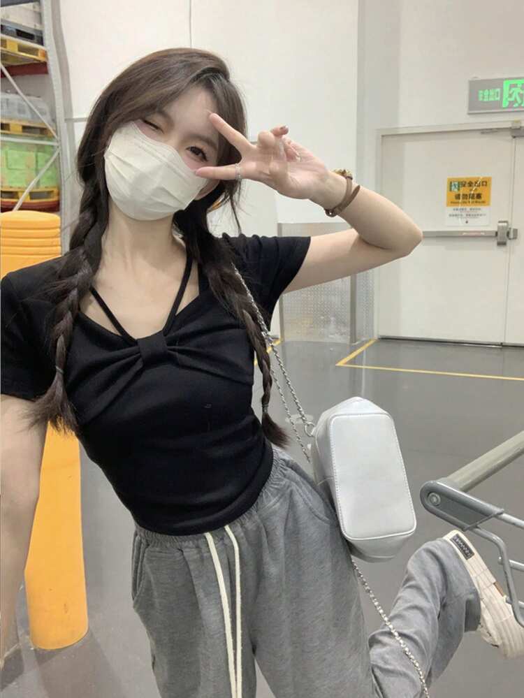 독특한 스퀘어 네크 반팔 티셔츠, 리본 디테일 디자인, 슬림 핏 & 매력적