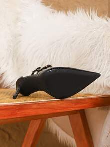 Tacchi alti a spillo con punta affusolata, cinturini incrociati e motivo a scaglie di pesce, scarpe casual e versatili