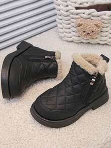 2026新款儿童绗缝雪地靴，一双装。鞋面：菱形绗缝设计，白色皮革/织物材质，易于清洁；内里：加厚保暖内里，毛领，保暖；结构：侧拉链设计，方便穿脱；平底软底，适合儿童行走。 - 黑色 - 查看 2