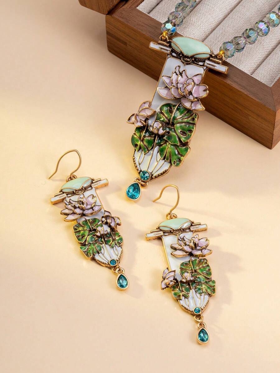 Bộ trang sức hoa sen tráng men cổ điển 1 chiếc và 1 đôi bông tai, Bộ trang sức hai món gồm vòng cổ và bông tai đính hạt pha lê phong cách Châu Âu & Mỹ, Phụ kiện nghệ thuật tự nhiên - Bộ trang sức hoa sen tráng men cổ điển, Vòng cổ + bông tai pha lê nhiều màu phong cách Châu Âu & Mỹ, Bộ thiết kế sang trọng - Bộ trang sức hoa sen nghệ thuật cổ điển, Vòng cổ và bông tai pha lê màu tráng men phong cách Châu Âu & Mỹ, Phụ kiện dự tiệc & nghệ thuật - Trang phục nghệ thuật hàng ngày: Kết hợp với váy hoa, áo sơ mi vải lanh để thêm nét nghệ thuật tự nhiên, Thích hợp cho những dịp bình thường như ghé thăm quán cà phê và tham quan vườn bách thảo - Nhiều màu - Xem 1