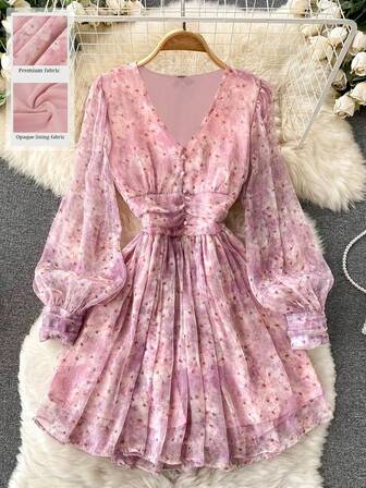 女性用ピンク&パープルの花柄シフォンドレス、深Vネック+ウエストシンチングデザインで軽量、パフスリーブでソフトな女性らしい雰囲気、バレンタインデートやコンサート、カジュアルな外出、友人との集まりに適しています