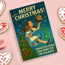 Urzekający plakat świąteczny z Czarnoksiężnikiem z Krainy Oz przedstawiający Dorotkę i Toto z świątecznym prezentem na tle panoramy Szmaragdowego Miasta – "Nie ma jak w domu na święta" Nostalgiczna sztuka ścienna z udekorowaną choinką i migoczącymi gwiazdami - wielobarwność - Zobacz 2