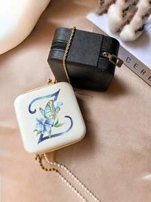 1 Peça Caixa de Joias Minimalista com Floral e Letra, Caixa de Joias Portátil de PU para Viagens de Verão, Mini Organizador de Joias para Brincos, Colares, Anéis, Exibição e Armazenamento de Joias, Caixa de Joias de Grande Capacidade, Adequada para Presentes do Dia das Mães, Natal, Halloween, Organizador de Joias Feminino, Essencial de Viagem, Armazenamento de Dormitório de Volta às Aulas - Branco - Visão 5