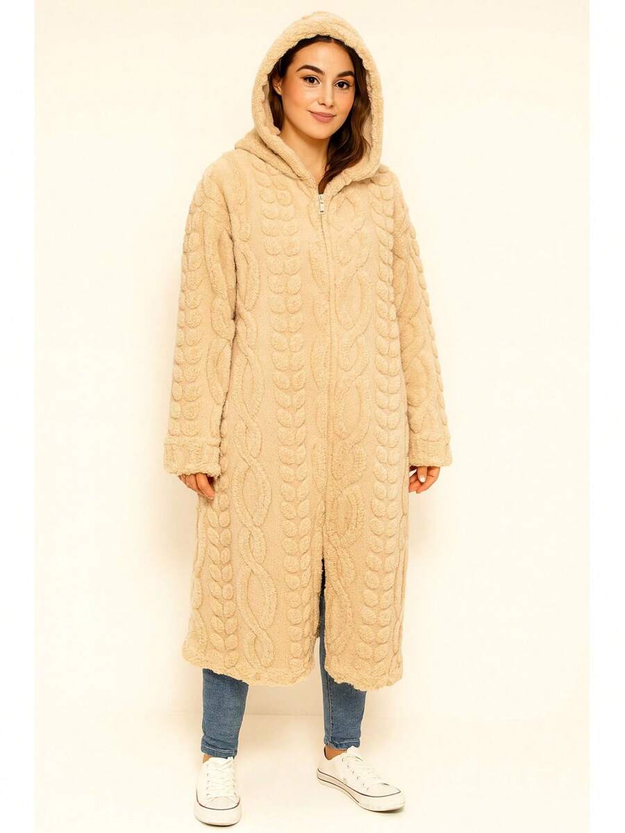 Chamarra larga de invierno tipo abrigo, con textura tejida en relieve y acabado peluche suave. Perfecta para combinar con jeans, leggings o botas para un look casual y acogedor. - Beis - Ver 1
