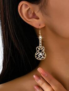 一对简约百搭的音乐主题奢华空心吉他耳环，适合音乐节、派对和度假佩戴。 - 白色 - 查看 2