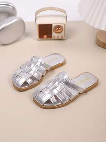Children's Fashionable Outdoor Slippers, Flat-Topped Summer Slippers, New Beach Shoes, Highly Favored By Girls. - Silver - View 2