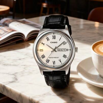 Casio Herren-Quarzuhr mit Lederarmband, weißem Zifferblatt mit römischen Ziffern, Datumsanzeige und drei Zeigern. Analoge Uhr, geeignet für Alltag, Freizeit und andere Anlässe. Modell: MTP-V006L-7B