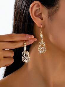 一对简约百搭的音乐主题奢华空心吉他耳环，适合音乐节、派对和度假佩戴。 - 白色 - 查看 3