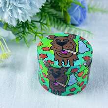 1个色彩鲜艳的卡通造型研磨器 - 锌合金材质，是圣诞节、生日、新年、情人节和家庭礼物、派对用品、礼品的理想之选 | 趣味设计 | 耐用研磨器 - 彩色 - 查看 3