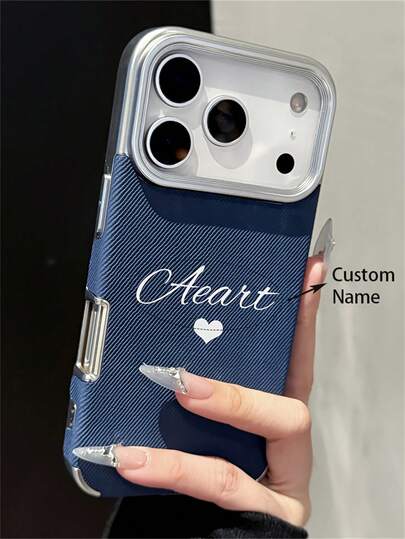 Ốp lưng điện thoại giả da màu xanh hải quân, họa tiết trái tim trắng, chống sốc, có thể tùy chỉnh, khắc chữ tên cá nhân, thích hợp cho mùa thu và mùa đông, tương thích với iPhone 17/16/15/14/13/12/11 Pro Max/14/15/16 Plus, chống sốc, bảo vệ điện thoại, quà tặng sinh nhật mùa xuân dễ thương.