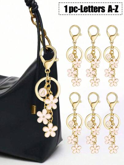 1 st rosa väskdekoration med 26 bokstäver, nyckelringsberlock, väskprydnad, väskberlock. En söt blombokstäveraccessoar, lämplig för flickor, damer eller kvinnor. En liten present som passar vilken väska som helst, nyckelringar, plånböcker, ryggsäckar, tygväskor, axelväskor, fodral, plånböcker. Komplement till alla tillfällen som födelsedagar, alla hjärtans dag, jul, påsk, Thanksgiving, årsdagar, examenssäsong, mors dag, lärarens dag, etc.
