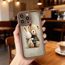 Funda de teléfono con borde negro para iPhone con diseño de oso y conejo de peluche en tonos suaves ideal para uso diario en cafeterías y espacios casuales Aplicable a los teléfonos de la serie Apple y Galaxy - Café integral - Ver 7