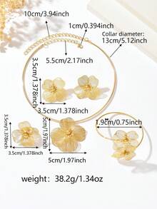 1 Set de 5 piezas Juego de joyas vintage elegante con colgante de trébol de cuatro hojas texturizado en tono dorado, aretes, pulsera de flor doble. Aretes florales lujosos, collar, juego de joyas de pulsera para mujer, adecuado para fiesta, uso diario, vacaciones