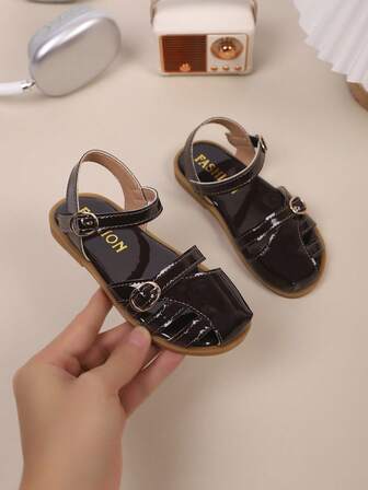 Meisjes sandalen voor buiten, zomer, nieuwe ronde neus, uitgeholde strass-sticker, antislip, modieuze en elegante platte strandsandalen voor kinderen.