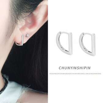 1 paire de boucles d'oreilles créoles en argent sterling 925 avec lettre D, élégantes et à la mode. Boucles d'oreilles minimalistes en forme de D, conviennent pour le port en soirée pour femmes