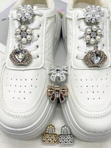 2 pezzi Fiocco di lusso in oro e argento in ABS, ciondolo per lacci delle scarpe, fibbia per lacci delle scarpe con strass a forma di corona, molletta per borsa e scarpe rimovibile con perle artificiali, accessori fai-da-te adatti per sneaker, stivali, regali per Natale, Ognissanti, San Valentino, compleanni, feste (scarpe non incluse) - Multicolore - Visualizzare 3