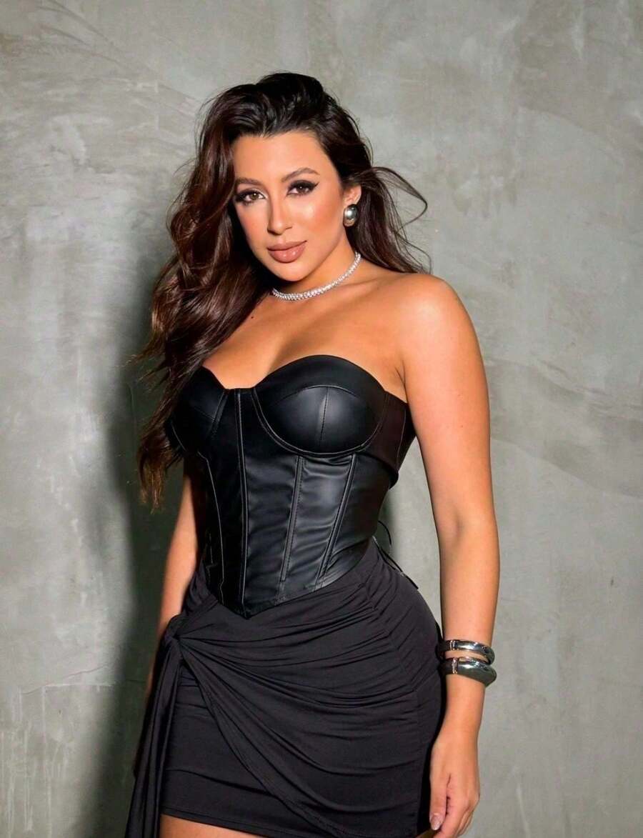 Women's Black Strapless Corset In Synthetic Leather With Structured Cups And A Tight, Shaping Finish, Perfect For Enhancing Your Silhouette. Corset-Style Top With A Sweetheart Neckline That Highlights The Bust And Adds A Sensual Touch To Your Look. Ideal For Parties, Clubs, Nightlife Events, Modern Gothic Looks Or A Fashionista Style. Goes Well With Leather Pants, Tight Skirts Or High-Waisted Jeans. Durable And Comfortable Material, With An Elegant Fit And Sophisticated Finish. Can Be Used As A Main Piece Or As An Overlay In Bold Looks. Sexy Women's Black Synthetic Leather Cropped Corset, 2025, For Those Looking For Style, Attitude And To Stand Out. Black Corset Top For Going Out At Night, Going To Concerts, Themed Parties Or Creating Looks With A Dark, Alternative Or Glam Aesthetic. A Must-Have In The Wardrobe Of Those Who Love Striking Fashion And Pieces With Personality. - 黑色 - 查看 1