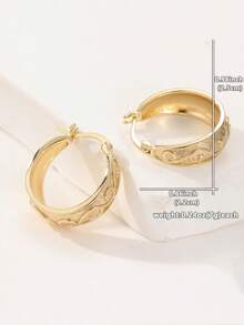 Đôi bông tai bằng đồng thau sang trọng, bản rộng, được chế tác tinh xảo, thiết kế đặc biệt dành cho những phụ nữ sành điệu. Màu vàng óng ánh vô cùng rạng rỡ, phù hợp với nhiều kiểu phối đồ khác nhau. - Vàng - Xem 5