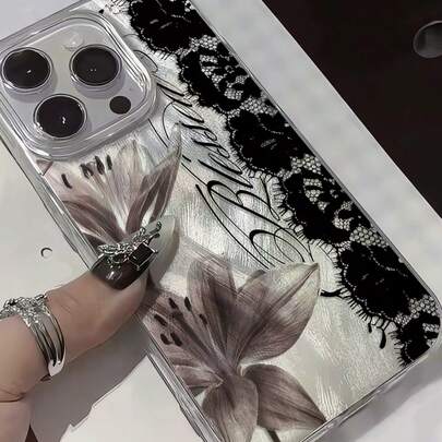 防震蕾丝元素 1 件装 时尚韩版蕾丝花朵标语图案美学羽毛激光防水防指纹防刮透明 IMD 软亮光滑手机壳 兼容 16 Pro Max/16/16 Pro/16 Plus/15/15 Pro Max/15 Pro/11/12/13/14 Pro Max/11 Pro Max/12 Pro/12 Pro Max/13 Pro/13 Pro Max/14 Pro/14 Pro Max 时尚创意春季礼物 生日周年纪念派对 妈妈