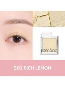 Rom&nd Phấn phủ Romand Slide In Single S02 màu vàng chanh, chất phấn mịn mượt và dễ tán, tạo lớp trang điểm nhẹ nhàng và tự nhiên, không gây bết dính, lâu trôi và không lem. Sản phẩm đi kèm hộp phấn trượt mở tiện dụng, thời trang, hoàn hảo cho du lịch. Mỹ phẩm Hàn Quốc | K-Beauty | 1.8g / 0.06 Oz - S02 CHANH GIÀU - Xem 7