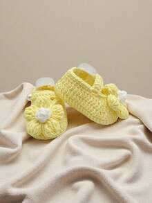1 Pair Handmade Daisy Pattern Infant Shoes, Crocheted, Newborn Footwear - Yellow - View 6