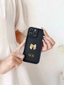 1 szt. Spersonalizowane etui na telefon z metalową kokardką, matowe, w pełni kryjące, odporne na wstrząsy, w cukierkowym kolorze, z możliwością personalizacji liter i imion, etui na telefon w jednolitym kolorze retro dla pary, kompatybilne z Apple 17 16 15 14 Pro Max 13 12 11 Plus, prezent na walentynki, dobry prezent urodzinowy, prezent świąteczny, prezent dla niej, prezent spersonalizowany, Etsy/produkt spersonalizowany, spersonalizowany prezent dla niej, prezent rocznicowy, prezent ślubny, spersonalizowany prezent dla mamy (tłoczenie folią)