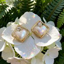 Un par de elegantes y sencillos pendientes de perlas con forma de corazón y marco dorado hipoalergénico. Su diseño de moda, único, ligero y delicado los convierte en una opción ideal para mujeres, adecuados para uso diario, fiestas, bodas y todas las estaciones. Estos pendientes no solo son un accesorio encantador, sino también un toque final perfecto para una fiesta, un adorno elegante y único, y un regalo maravilloso para las mujeres.