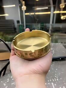 Ein reiner Kupfer Fünf Tiger Nafu Aschenbecher enthält traditionelle glückverheißende Kultur und ist für den Gebrauch Zuhause/Hotel/Büro geeignet. Er ist nicht nur ein praktischer Aschenbecher, sondern auch eine chinesische Heimdekoration. Er ist voller kultureller Bedeutung als Geschenk zu Feiertagen.