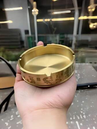 这款纯铜五虎纳福烟灰缸蕴含传统吉祥文化，适用于家庭、酒店、办公室等场所。它不仅是一款实用的烟灰缸，更是一件精美的中国风家居装饰品。作为节日礼品，它也饱含文化意义。