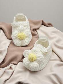 1 Pair Handmade Daisy Pattern Infant Shoes, Crocheted, Newborn Footwear - White - View 3