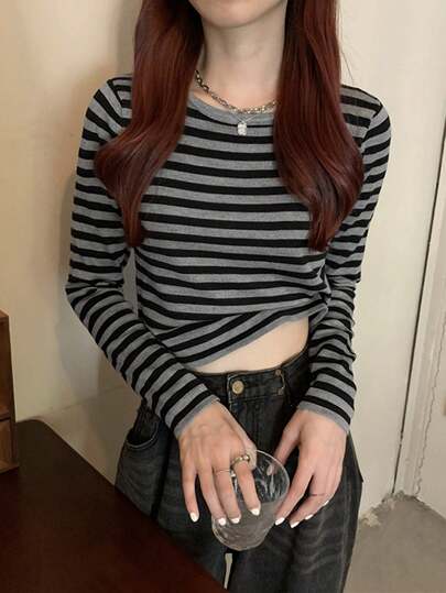 韩式撞色条纹修身短款长袖针织上衣（条纹图案随机）