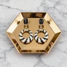 Un par de elegantes y sencillos pendientes con patrón negro, blanco y dorado. El diseño de moda, único, ligero y delicado es adecuado para mujeres, perfecto para uso diario y fiestas. Apropiados para todas las estaciones, estos lindos pendientes también son excelentes accesorios para fiestas y decoraciones de estilo, convirtiéndolos en un regalo adecuado.