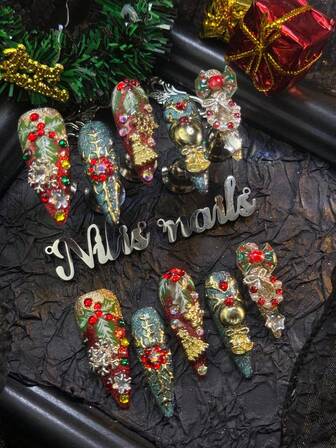 10片手工亚克力美甲贴片，尖头圣诞美甲，红色猫眼金雪花风格（圣诞元素主题），手绘雪花和小鹿，3D立体，饰以水钻、珍珠、蝴蝶结和其他美甲配件。这款亚克力美甲套装适合圣诞节和新年节日、日常佩戴、聚会、派对等场合，是送给女性和女孩的绝佳礼物。套装包含1个果冻垫和1个指甲锉。
