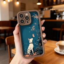 Cubierta de teléfono con borde negro y diseño de perro blanco en jardín azul con mariposas y flores para uso diario en cafeterías y espacios casuales Aplicable a los teléfonos de la serie Apple y Galaxy - Café integral - Ver 2
