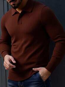 Polo para hombre de manga larga, ideal para otoño e invierno. Con diseño acanalado de líneas verticales, tejido suave y cómodo, cuello clásico y ajuste moderno. Perfecto para combinar con jeans y pantalones casuales, ofrece un estilo elegante y versátil para reuniones, trabajo o salidas cotidianas, brindando sofisticación y confort en todo momento. - Óxido marrón - Ver 2