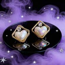 Un par de elegantes y sencillos pendientes de perlas con forma de corazón y marco dorado hipoalergénico. Su diseño de moda, único, ligero y delicado los convierte en una opción ideal para mujeres, adecuados para uso diario, fiestas, bodas y todas las estaciones. Estos pendientes no solo son un accesorio encantador, sino también un toque final perfecto para una fiesta, un adorno elegante y único, y un regalo maravilloso para las mujeres.