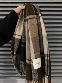 1条女士格子流苏围巾，仿羊绒材质，保暖，适合秋冬季日常佩戴，可作为女士连衣裙配饰。