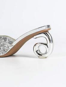 Giày cao gót nữ. Mũi tròn, toàn bộ phần trên đính đá lấp lánh, gót bất đối xứng, thoải mái. Sang trọng, đá lấp lánh, thích hợp cho các bữa tiệc, họp mặt, dạ hội, mua sắm, các dịp lễ hội khác nhau, sandal đính đá gợi cảm, trang phục mùa xuân hè. - Bạc - Xem 6