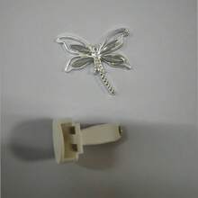 1 pieza Clip de rejilla de ventilación de coche con libélula brillante - Fragancia sólida de aromaterapia, accesorio divertido para el interior del coche, regalo perfecto para el esposo, la esposa o los amigos (perfume no incluido), adecuado para la decoración del interior del coche, ambientador de fragancia duradera, clip de rejilla de ventilación para VW, , Audi, Nissan, Opel, Peugeot, Renault, Chevrolet y talla grande.