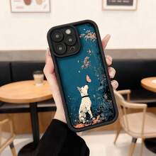 Cubierta de teléfono con borde negro y diseño de perro blanco en jardín azul con mariposas y flores para uso diario en cafeterías y espacios casuales Aplicable a los teléfonos de la serie Apple y Galaxy - Café integral - Ver 1