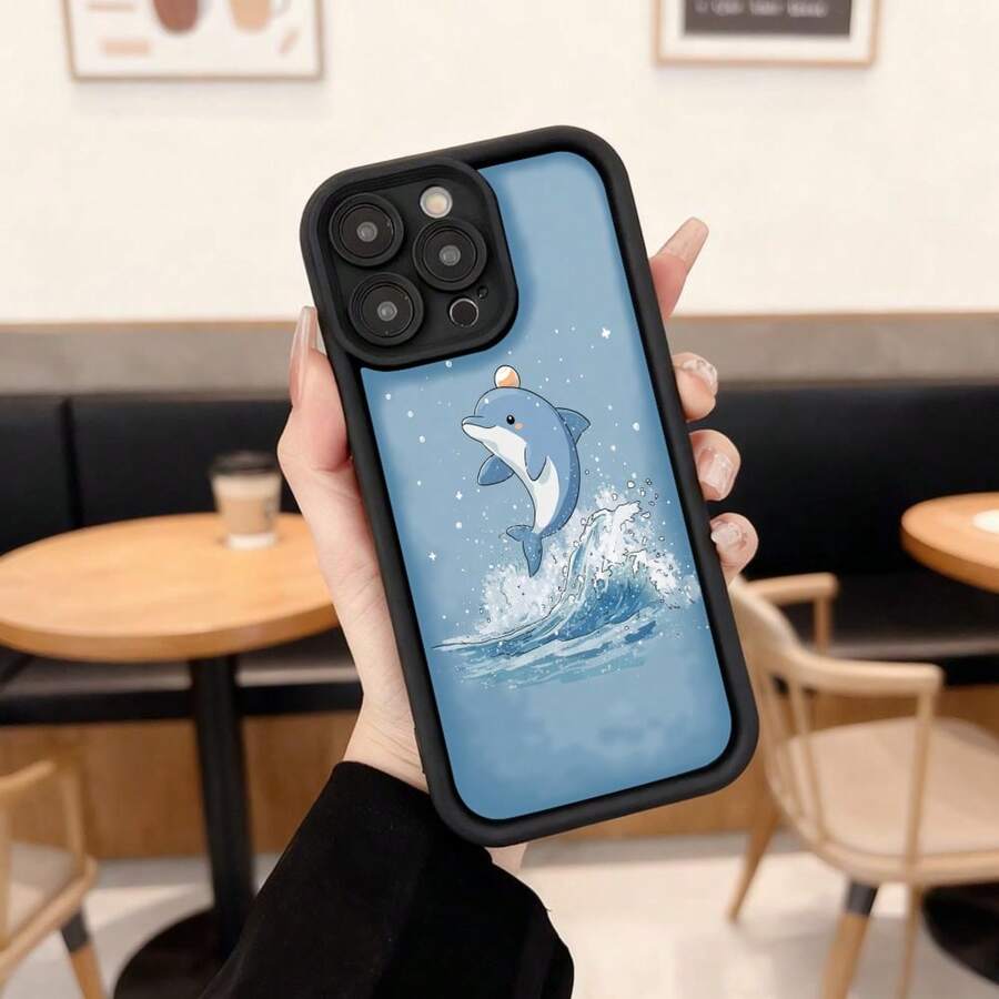 Cubierta de telefono con borde negro azul claro con delfin saltando en olas diseño animado para uso diario en cafeterias y espacios casuales Aplicable a los teléfonos de la serie Apple y Galaxy - Blanco - Ver 1