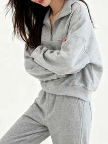 A Loose-Fitting Women's Sweatshirt With A Half-Zip Stand-Up Collar And Drawstring Casual Pants Creates A Relaxed And Sporty Women's Set. This Outfit Features A Loose And Casual Fit, Perfect For Comfortable Everyday Wear. - 灰色 - 查看 2