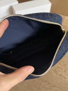 CHANEL 海军蓝丝绒圣诞化妆包，带拉链和金色箔印标志的化妆袋，旅行洗漱用品收纳包 - 藍金色 - 查看 11