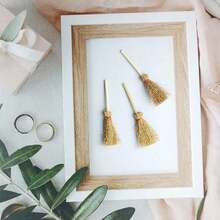 3/6/12件迷你女巫扫帚，扫帚柄，万圣节稻草工艺刷装饰巫师配件，万圣节服装角色扮演派对，迷你姜木扫帚，适合娃娃屋装饰，逼真扫帚，娃娃屋装饰，生日礼物，圣诞礼物，万圣节礼物，圣诞袜填充物，圣诞微缩场景装饰 - 彩色 - 查看 8