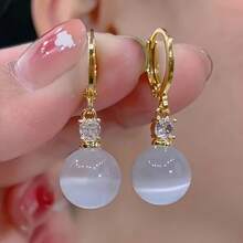 A Pair Of Elegant And Retro Circular Cat's Eye Stone Pendant Earrings, Suitable For Ladies To Wear At Daily Banquets And Vacations, Is The Perfect Gift For Her - 白色 - 查看 1